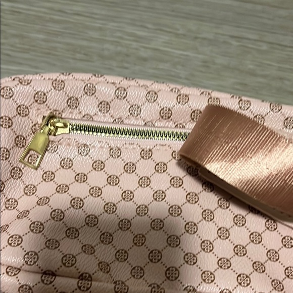 Stylish Pink Crossbody Bag - Picture 3 of 4